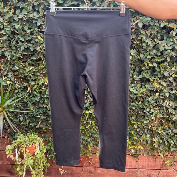 Nike One Women's Mid-Rise Capri Leggings Medium (NEVER WORN) - Picture 2 of 5